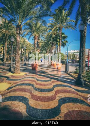 Il grand Promenade, la Explanada de España di Alicante in Spagna con il suo design ondulato. Foto Stock