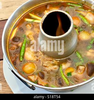 Una piccante flaming hotpot in tailandese Tom Yum zuppa di pollo, Chiang Mai, Thailandia Foto Stock