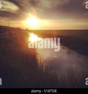 Sunset over Cley paludi Foto Stock