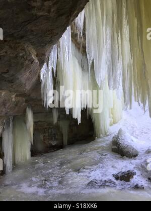 Guardando attraverso l'entrata di una caverna di ghiaccio. Foto Stock