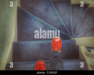 POV camminando giù per le scale Foto Stock