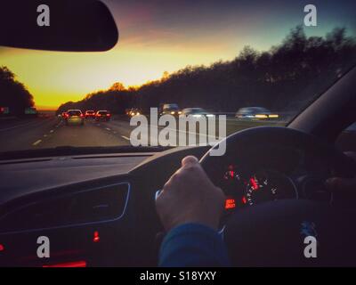 La guida in autostrada in serata ora di punta Foto Stock