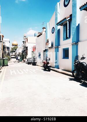 Una giornata di sole in un bel quartiere di Singapore. Foto Stock