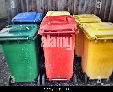 Riciclaggio colorati wheely bidoni Foto Stock