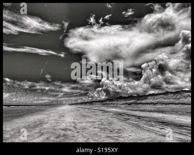 Nuvole temporalesche iniziano ad accumularsi dietro le dune di sabbia, Ponte Vedra Beach, Florida Foto Stock