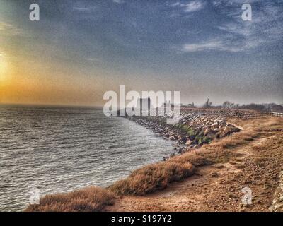 Armatura di roccia le difese costiere, East Lane, Bawdsey, Suffolk, Regno Unito. Foto Stock