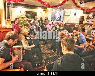 Inglese tradizionale musica folk sessione presso il re di braccia, Sud zelo, Devon, Regno Unito Foto Stock