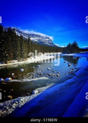 Il Fiume Bow riflessioni lungo la Transcanada Highway nelle Montagne Rocciose Canadesi Foto Stock