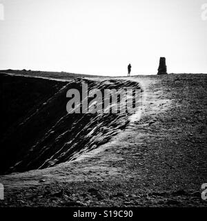 Lone persona sul vertice di Hellvellyn, Lake District, Cumbria. Inghilterra Foto Stock