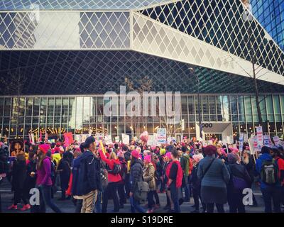 I manifestanti a piedi dalla Biblioteca Pubblica di Seattle durante le donne di marzo il 21 gennaio 2017 Foto Stock