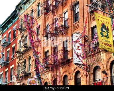 Edificio di appartamenti con il fuoco sfugge nella Chinatown di New York, Stati Uniti d'America Foto Stock