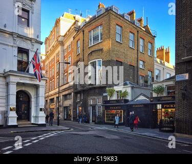 Nella parte finale a sud di Savile Row, due piccole casette fiancheggiano l'ingresso posteriore ad Albany, Londra, Regno Unito. Foto Stock