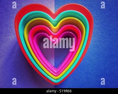In plastica colorata sul cuore viola e blu Foto Stock