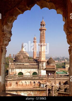 Asifi masjid come visto dalla parte superiore della bara Imambara complesso nella città di Lucknow, India. Foto Stock