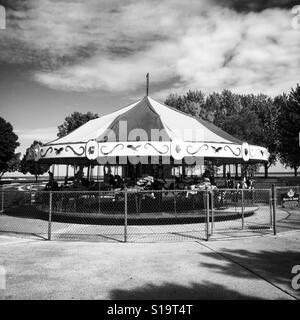 A Merry Go Round nel chiuso di un parco di divertimenti. Foto Stock