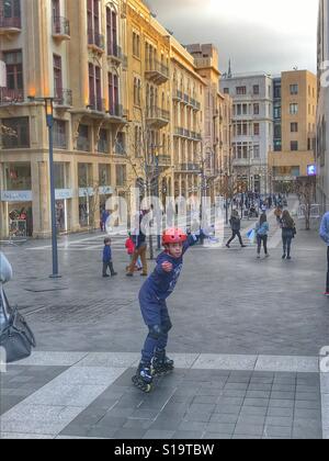 Boy kid giocando rulli nel Souk di Beirut - Libano Foto Stock