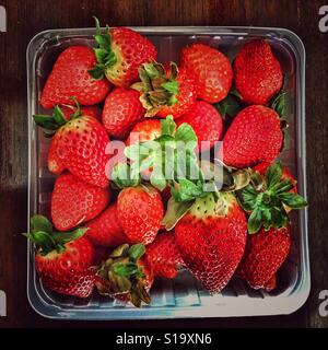 Le fragole in una cestella di materia plastica Foto Stock