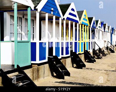 Vivacemente colorato Beach capanne lungo il lungomare di Southwold Foto Stock