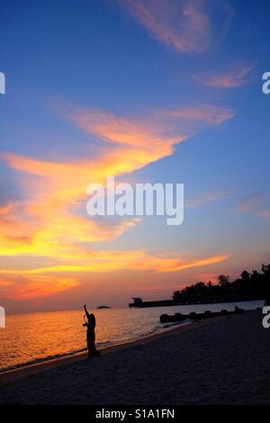 Il tramonto o il tramonto, il quotidiano scomparsa del sole sotto l'orizzonte come risultato della rotazione terrestre. Foto Stock