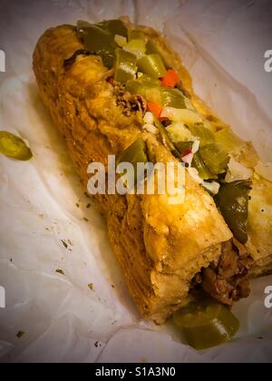 L Onnipotente Portillo's beef sandwich, immerso con dolci e peperoncino Foto Stock