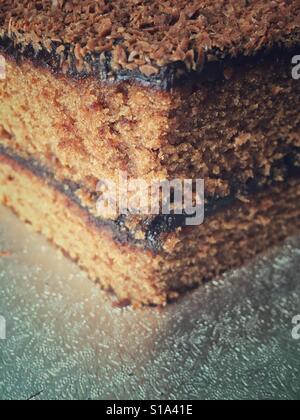 Cioccolato fetta di spugna Foto Stock