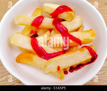 Fatte a mano chunky chips e ketchup Foto Stock