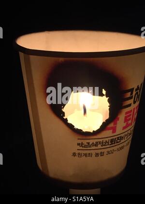 La luce di una candela per impeachment, Corea del Sud Foto Stock