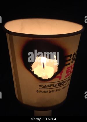 La luce di una candela per Impeachment, Corea del Sud Foto Stock