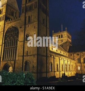 Southwell Minster, Nottinghamshire accesa fino al buio Foto Stock