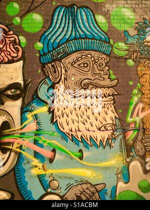 Uomo anziano con il Cappello e barba Street Art Monaco di Baviera, Germania Foto Stock