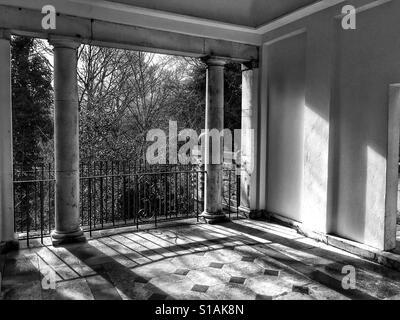 Foto in bianco e nero del sole che splende sulla pergola nel giardino collina a West Heath, Hampstead Heath, Londra, Inghilterra, Regno Unito. Foto Stock