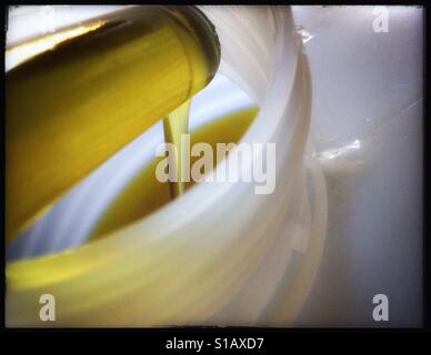 La decantazione freschi olio extra vergine d'oliva, la Catalogna, Spagna. Foto Stock
