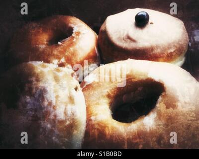 Close up di un assortimento di ciambelle zuccherate. Foto Stock