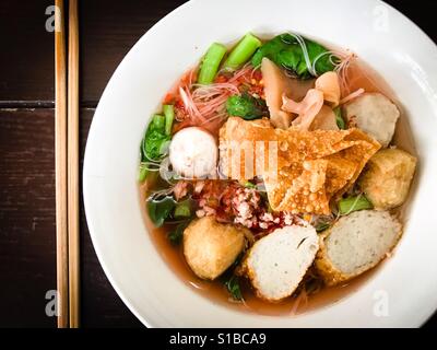 Vermicelli con polpetta e fishball in rosa a base di noodle soup Foto Stock