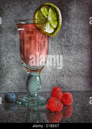 Cocktail con una fettina di limone Foto Stock