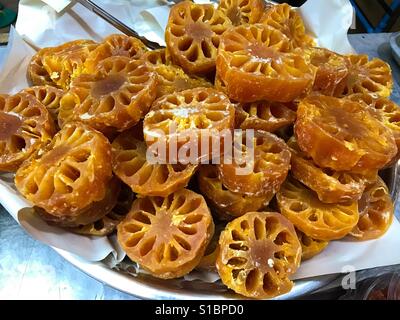 Secchi frutta bael (Aegle marmelos) o il Bengala mela cotogna, Golden Apple, Giapponese arancio amaro apple di pietra o legno apple Foto Stock