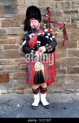 L'uomo la riproduzione di cornamuse in Edinburgh Foto Stock