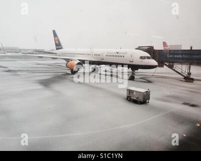 Un piano di Icelandair su asfalto a Keflavik aeroporto in Islanda Foto Stock