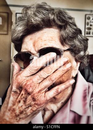 Il 95-anno vecchia donna a vivere in modo indipendente a casa Foto Stock