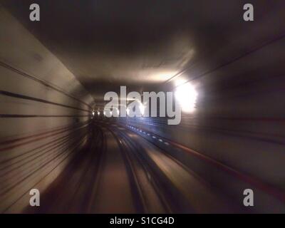 La vista frontale da MRT sotterraneo in Singapore Foto Stock