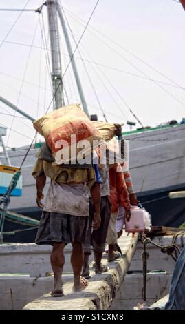 Classe Operaia eroe al porto Foto Stock