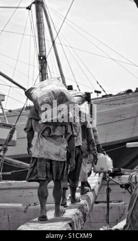 Classe Operaia eroe al porto Foto Stock