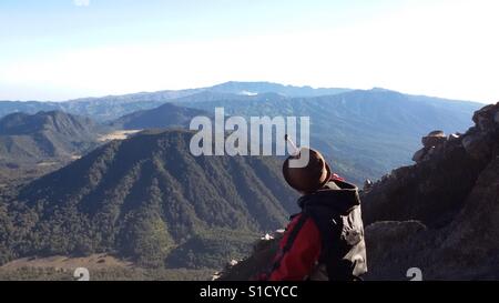 Mirando Bromo montagna con Trekking Pole da Semeru Mountain Foto Stock