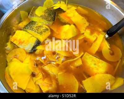 Decapare i germogli di bambù con pesce Barramundi in giallo aspro e la zuppa piccante Foto Stock