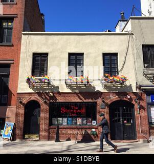 La Stonewall Inn nel Greenwich Village di New York City. Sito di Stonewall tumulti in 1969, un evento importante nella lotta per i diritti LGBT. Foto Stock