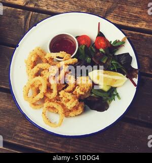 Fritti di calamari e insalata mista Foto Stock