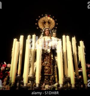 Un immagine della Vergine del Carmelo decorato con candele viene visualizzato durante la settimana di Pasqua in Prado del Rey, Sierra de Cadice, Andalusia, Spagna Foto Stock