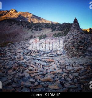 Cairns su Mt Shasta nel nord della California. Foto Stock