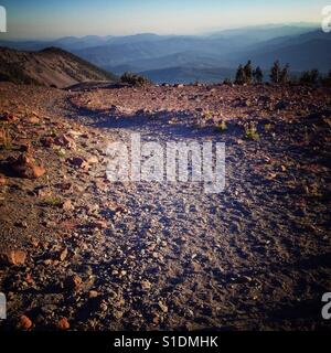 Circa 9000 ft, escursionismo sul Monte Shasta in California durante un tramonto di settembre. Foto Stock