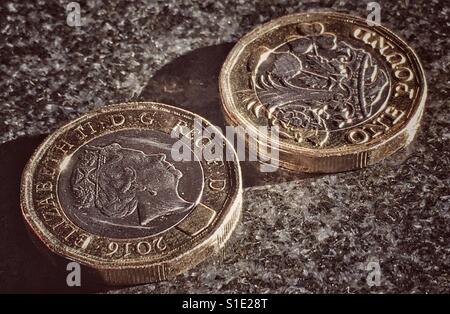 Due nuovi British £1 monete coniate nel 2016, rilasciato nel 2017 Foto Stock